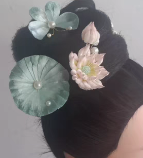 绒花荷花,蚕丝绒花纯手工制作,手机拍的颜色...