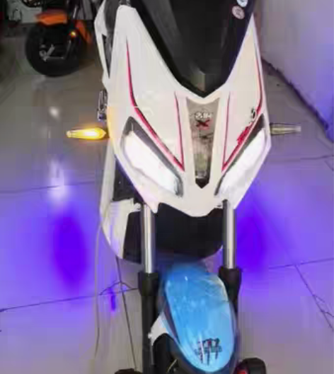 酷车电摩～～RS8 一键启动、蓝牙音箱、前...