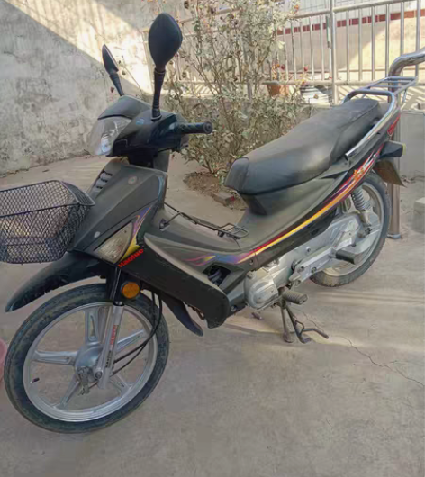 豪爵喜运110摩托车，放的尘土飞扬，没有磕...