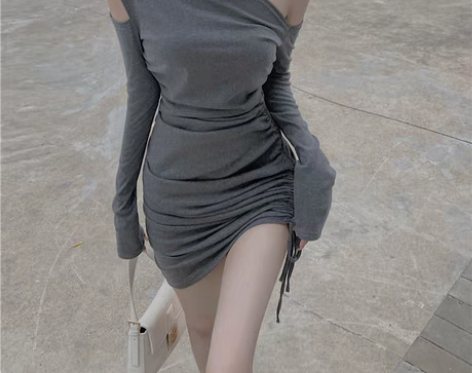 转卖裙子女夏2023新款性感露肩气质修身包...