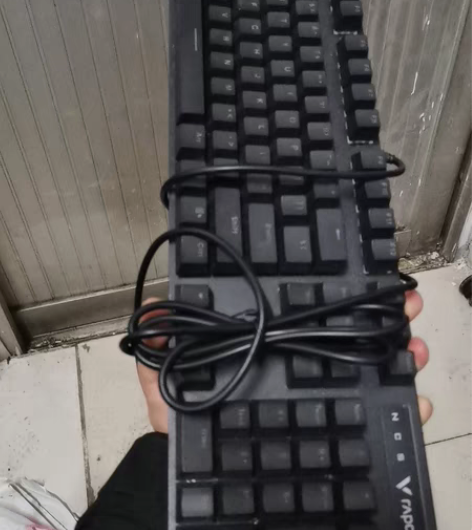 雷柏v500，闲置，挺久没用了，有一两个按...