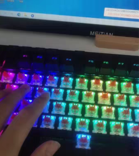 包邮雷神双模红轴机械键盘，声音非常小 感兴...