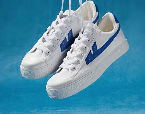 转卖回力帆布鞋九成新，36码。 感兴趣的话...