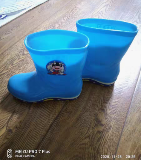 包邮小学生雨鞋。34码，尺寸没量过。大概六...