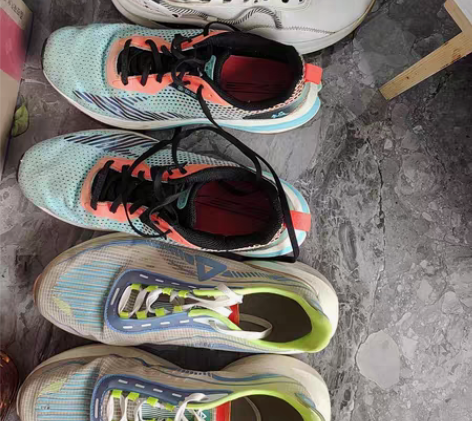 一双匹克跑鞋，一双李宁篮球鞋，一双鸿星尔克...
