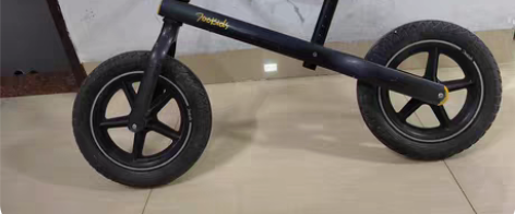 700kids平衡车 坐垫有点掉皮，使用没...