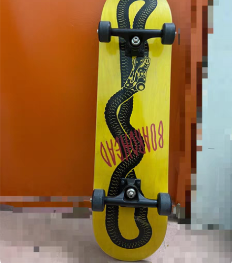 在滑板店选件组装的新板，板面是BOARDH...