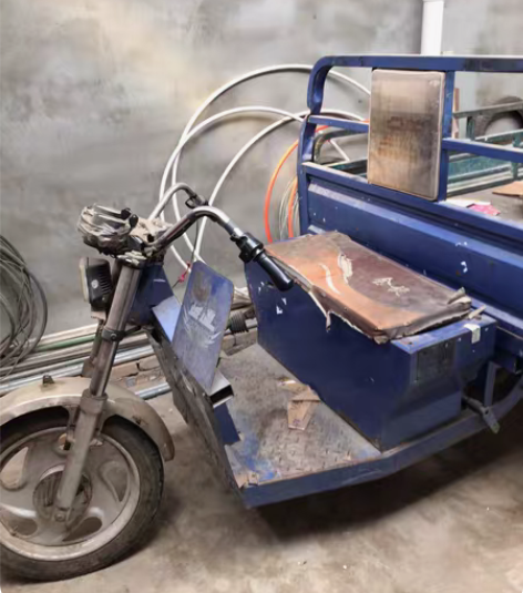 电动三轮一辆，五块大电瓶带充电器，车斗长2...