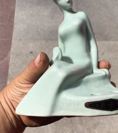 包邮怀旧80年的。美少女龙泉觉窑台式笔座全...