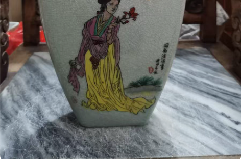 八十年代手绘粉彩赏瓶，冰纹开片釉，开片自然...