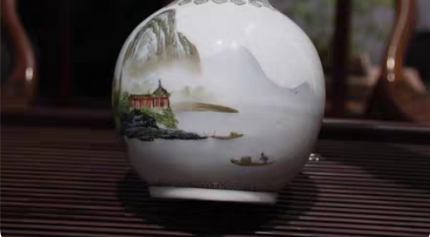 八十年代赏瓶 景德镇瓷器．瓷胎气细腻光滑．...