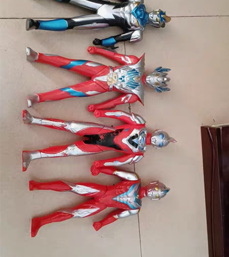 奥特曼装电池都有音乐 35公分左右高一个5...