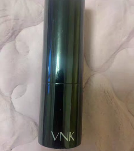 包邮VNK02号色口红，驾驭不了，实物很闪...