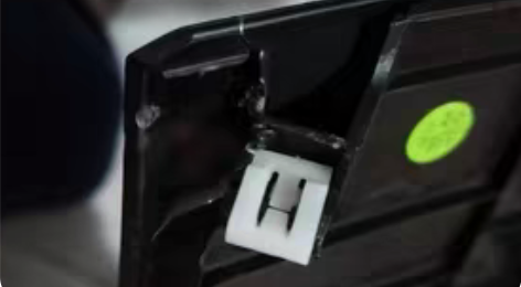 缤瑞保险盒护板  有点断脚  用胶水粘住的...