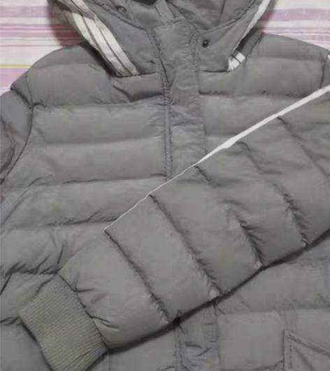 包邮灰白双杠条纹棉服 L码 长款，穿一次，...