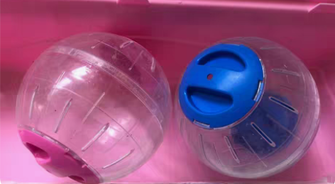 仓鼠跑球 一蓝一红 8成新  直径12cm...