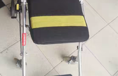 鱼跃牌便携式品牌轮椅，带万向轮，手刹，前胸...