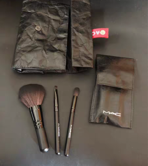 MAC 化妆套刷 一共三支刷子，满足不同化...