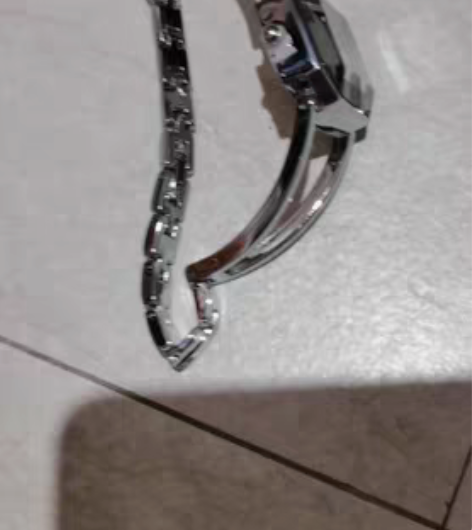 包邮逛街时随手买的时装手表，当时看着表链特...