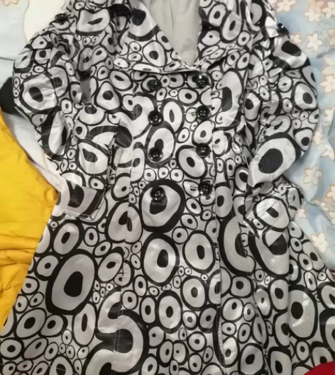 包邮风衣 女士 实体店300多购买,不知...