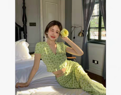 转卖港风复古碎花上衣套装女chic辣妹绿色...