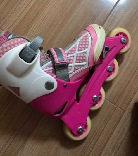 轮滑鞋，孩子幼儿园让买的，实际没有穿几次，...
