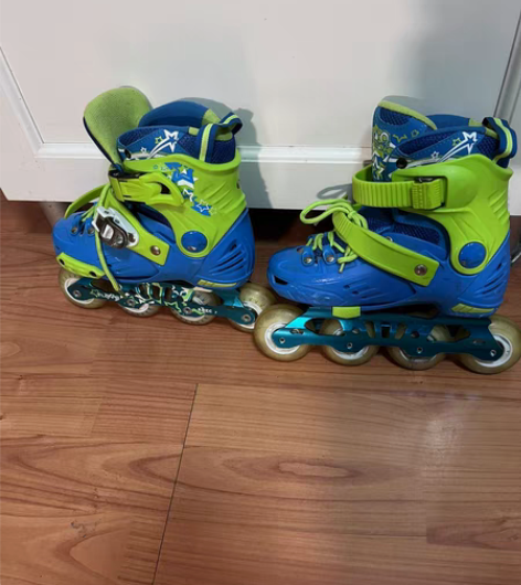 转卖SOFT 直排轮 轮子滑起来会发光 2...