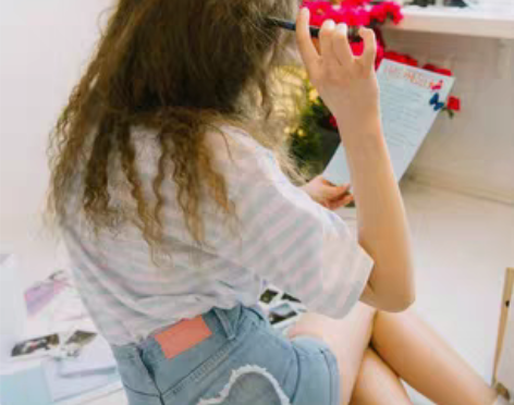 转卖心形臀袋点缀牛仔短裤 感兴趣的话点“我...