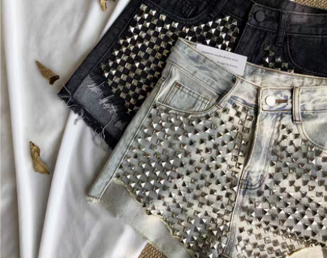 转卖蜜桃衣橱个性铆钉牛仔短裤复古高腰宽松阔...