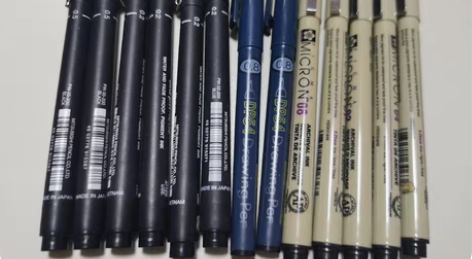 13支黑色针管笔。品牌和笔尖粗细如图。非全...