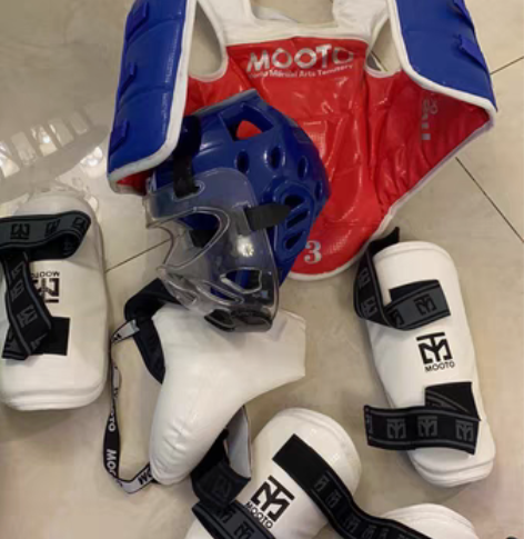 天拳体育的跆拳道实战护具7件套。M码＝2号...