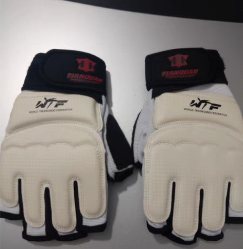 专业跆拳道半指手套，几乎全新，就比赛戴过一...