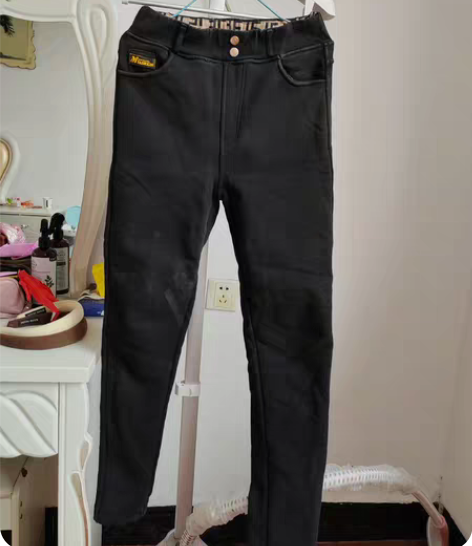 非常显瘦高腰加绒牛仔裤，白菜价 感兴趣的话...