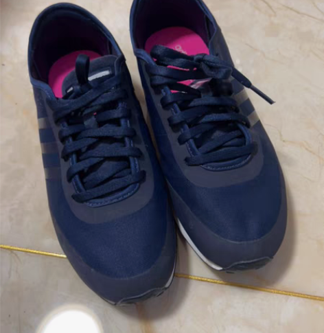 包邮阿迪女鞋，号稍大 鞋子特别轻，超级舒服...