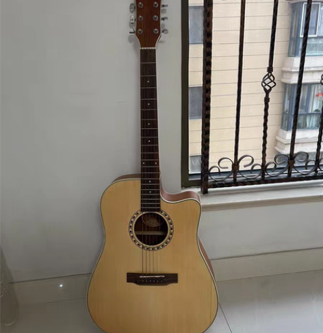 旧吉他,搬家顺出,带吉他包,不分卖。 感兴...