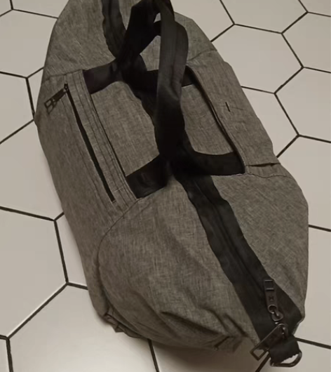 包邮大容量健身或旅行包， 内容量2－3个篮...