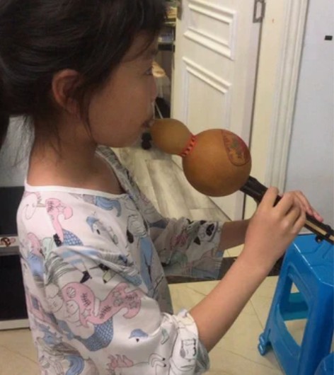 家里有3个葫芦丝，当时一年级买的，姐姐一个...