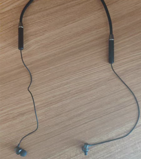 包邮联想蓝牙耳机，功能完好，但是左耳的护耳...