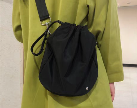 转卖ins超火原宿风潮人复古小众抽绳斜挎包...