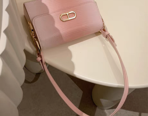 转卖南风Chio2nd 卡普里粉玫瑰小方包...