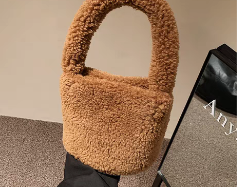转卖春季羊羔毛毛包包2022新款包包女拎包...