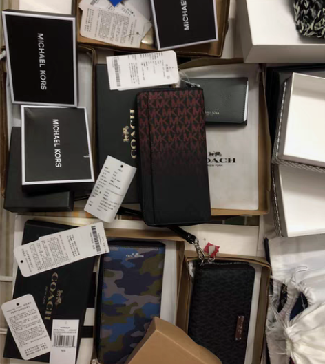 包邮MK钱包 有男士女士的，全新吊牌在，没...