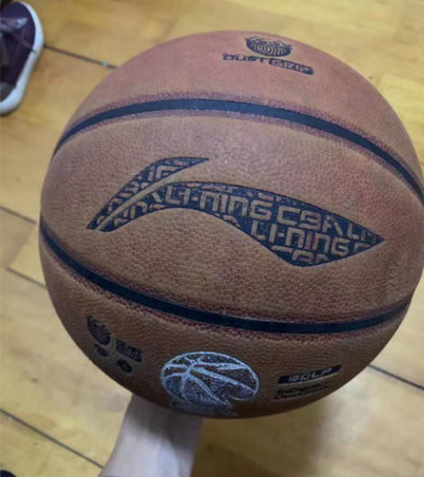 出正品李宁篮球，外观正常磨损，手感可以，6...