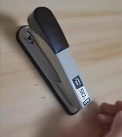 包邮得力送五盒钉子 感兴趣的话点“我想要”...