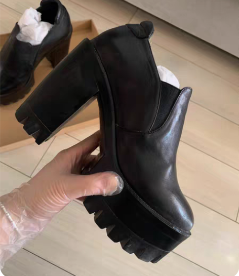 防水台高跟鞋 36码  有穿过痕迹，便宜出...