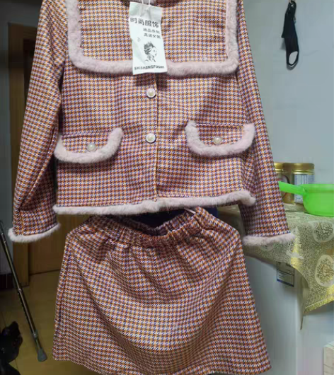 包邮小香风套装，全新有吊牌，晚上拍的有色差...