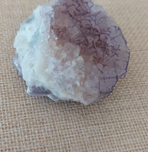 天然二维码萤石，因酷似二维码而得名。 用手...