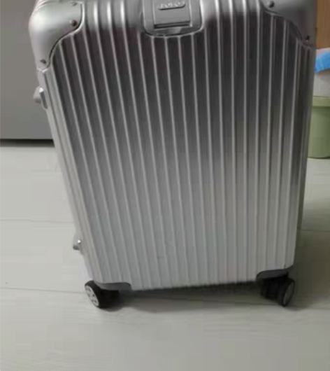 保罗拉杆箱,专柜正品,9成新,银色,只出差...