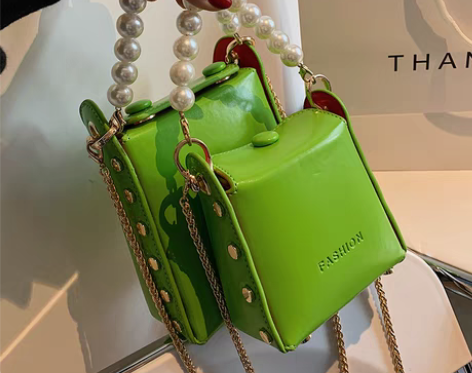 转卖配黑色和白色的小裙子绝绝子，点亮搭配，...