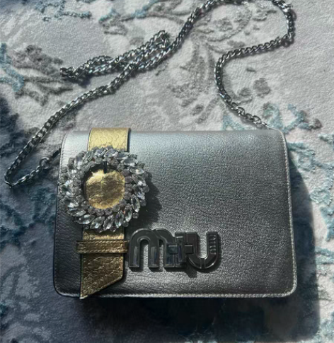 包邮MiuMiu钻石银色woc。 99新闲...